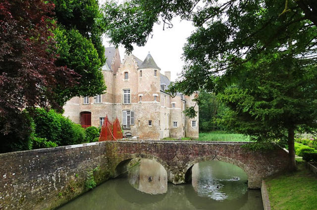 Pierre André LECLERCQ / Flickr / CC-BY-SA 2.0 Esquelbecq castle